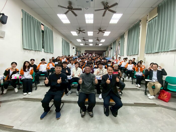 大手牽小手！亞東科大黃茂全校長率隊訪青年中學，溫馨關懷專班僑生、升學博覽會閃耀校園圖片