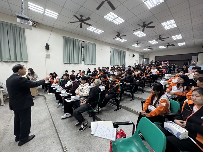 大手牽小手！亞東科大黃茂全校長率隊訪青年中學，溫馨關懷專班僑生、升學博覽會閃耀校園圖片