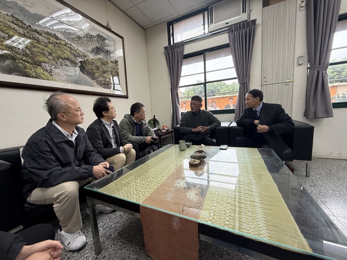 大手牽小手！亞東科大黃茂全校長率隊訪青年中學，溫馨關懷專班僑生、升學博覽會閃耀校園圖片