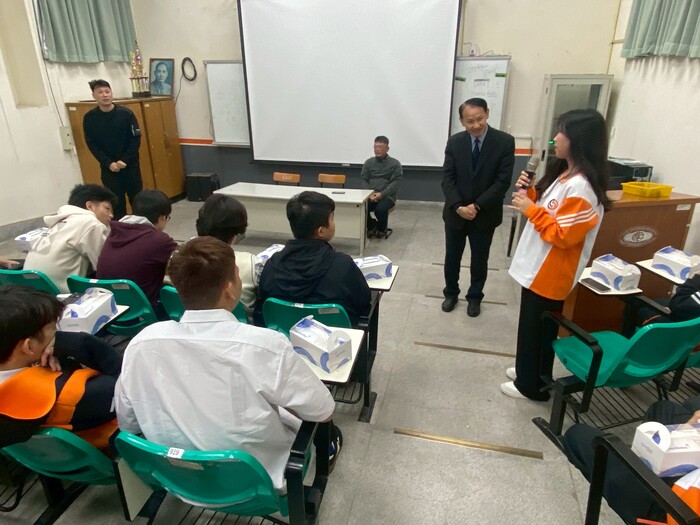 大手牽小手！亞東科大黃茂全校長率隊訪青年中學，溫馨關懷專班僑生、升學博覽會閃耀校園圖片