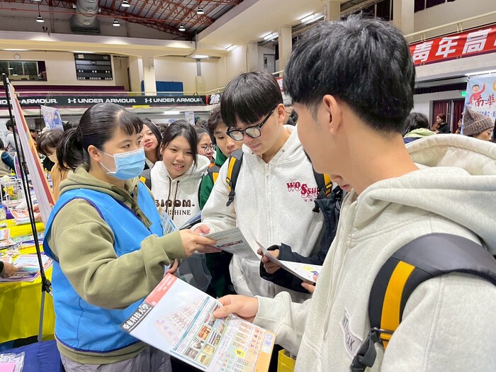 大手牽小手！亞東科大黃茂全校長率隊訪青年中學，溫馨關懷專班僑生、升學博覽會閃耀校園圖片