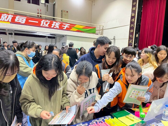 大手牽小手！亞東科大黃茂全校長率隊訪青年中學，溫馨關懷專班僑生、升學博覽會閃耀校園圖片